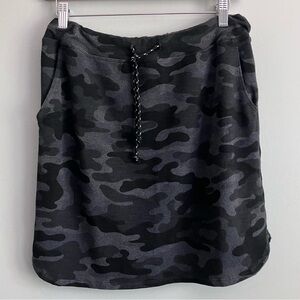 SUNDRY EVEREVE Grey Camo Mini Skirt Size 2
